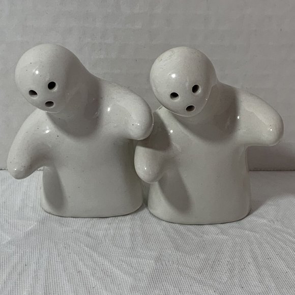 HUGGING GHOSTS BLACK WHITE SALT AND PEPPER SHAKERS - Picture 1 of 12